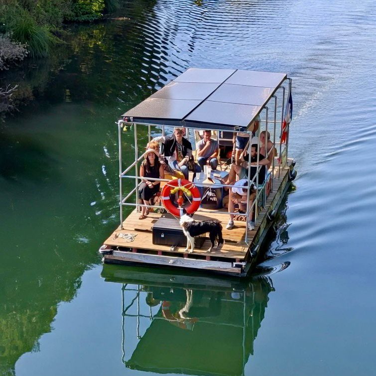 Bateau-terrasse sur la Somme à Amiens Bateau-promenade sur la Somme à Amiens